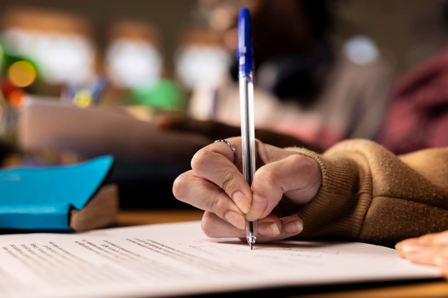 Uczeń przygotowujący się do egzaminu językowego w GOZO Exam Academy